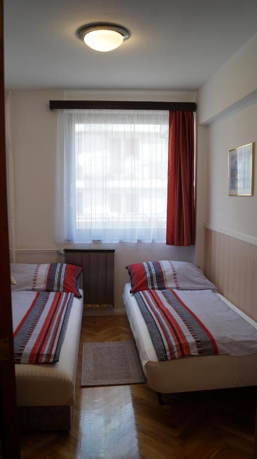 Apartment Sinko - Free Garage Parking, Central, 2 Bedrooms 4 Single Beds, Flexi Check-Out Boedapest Buitenkant foto